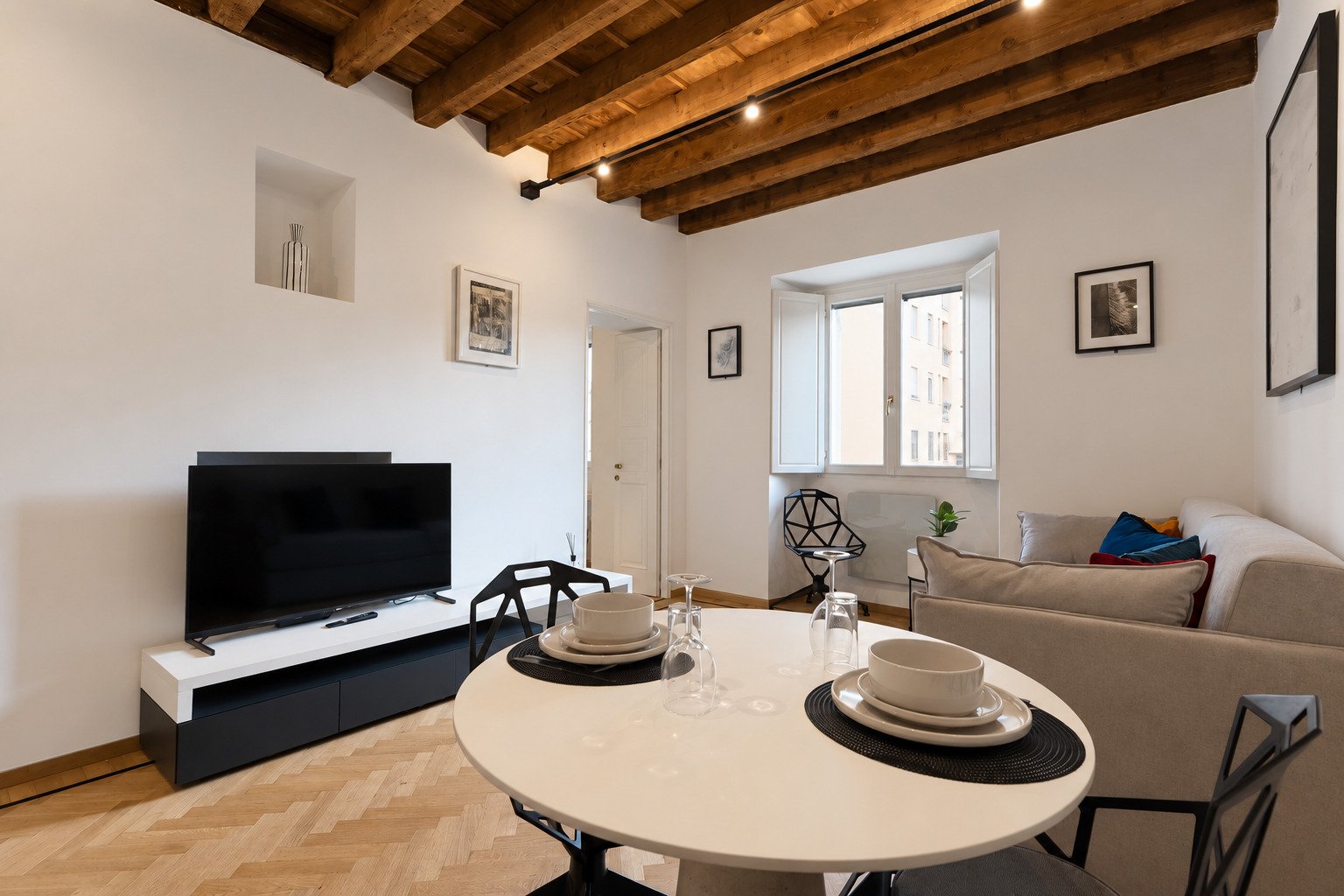 Casa Asnago e Vender — soggiorno con travi a vista