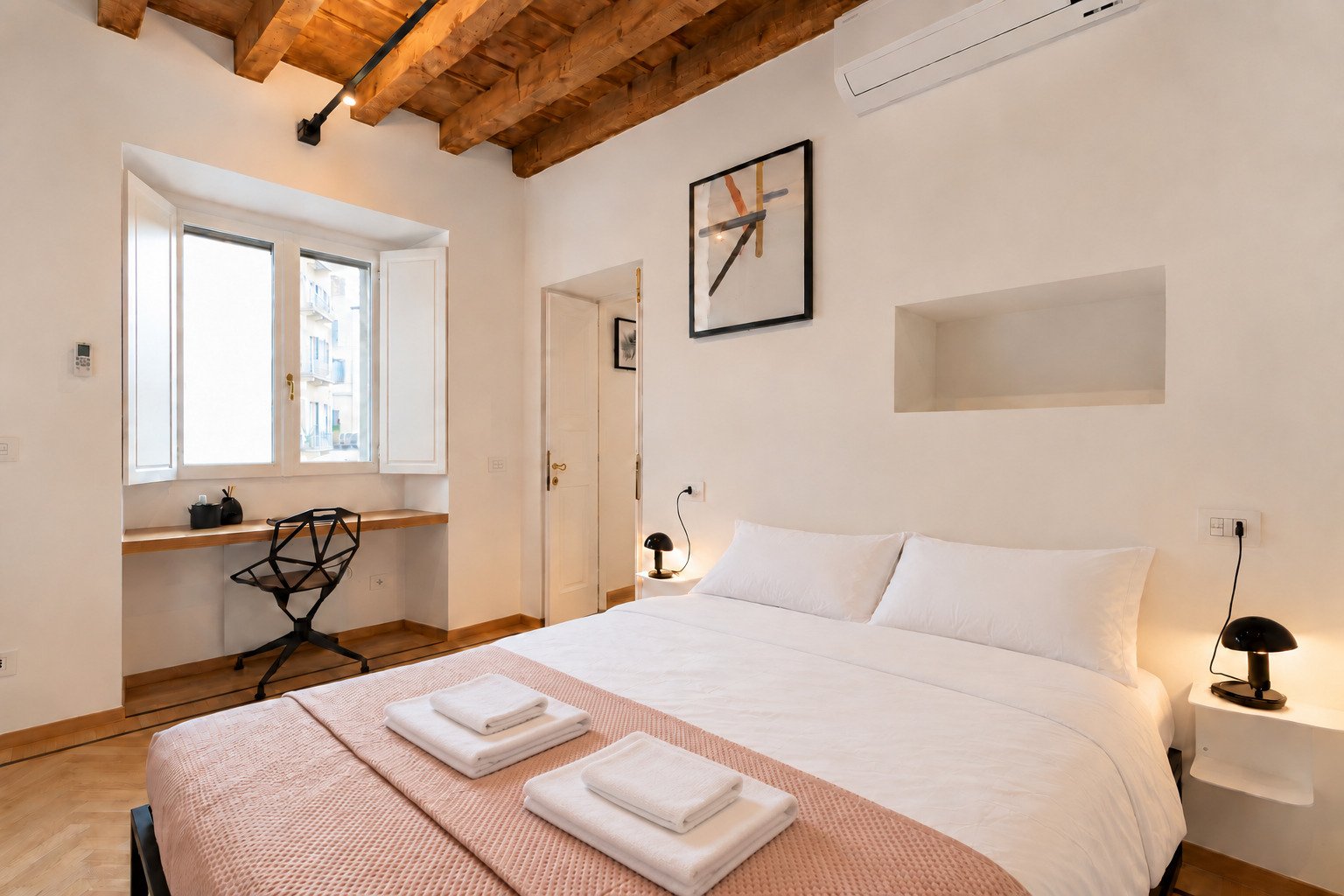 Casa Asnago e Vender — la camera con la scrivania alla finestra