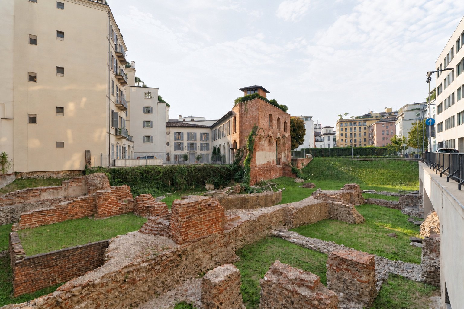 Le rovine del Palazzo Imperiale romano accanto a Via Brisa