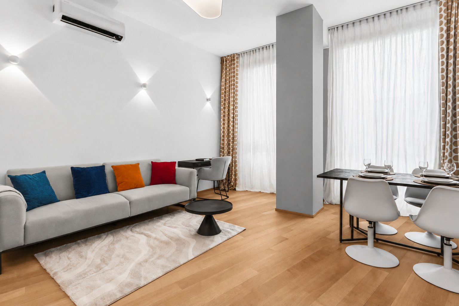 Casa Figini Pollini — soggiorno con luci a parete e colonna centrale