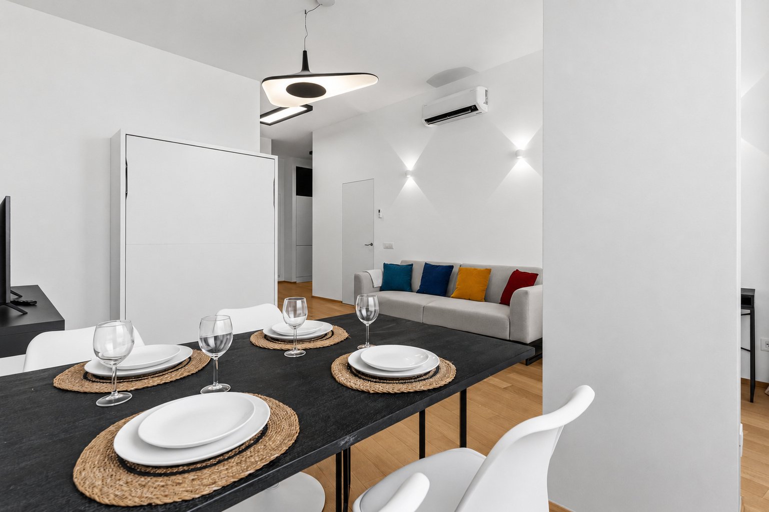 Casa Figini Pollini — zona pranzo col letto a scomparsa richiuso