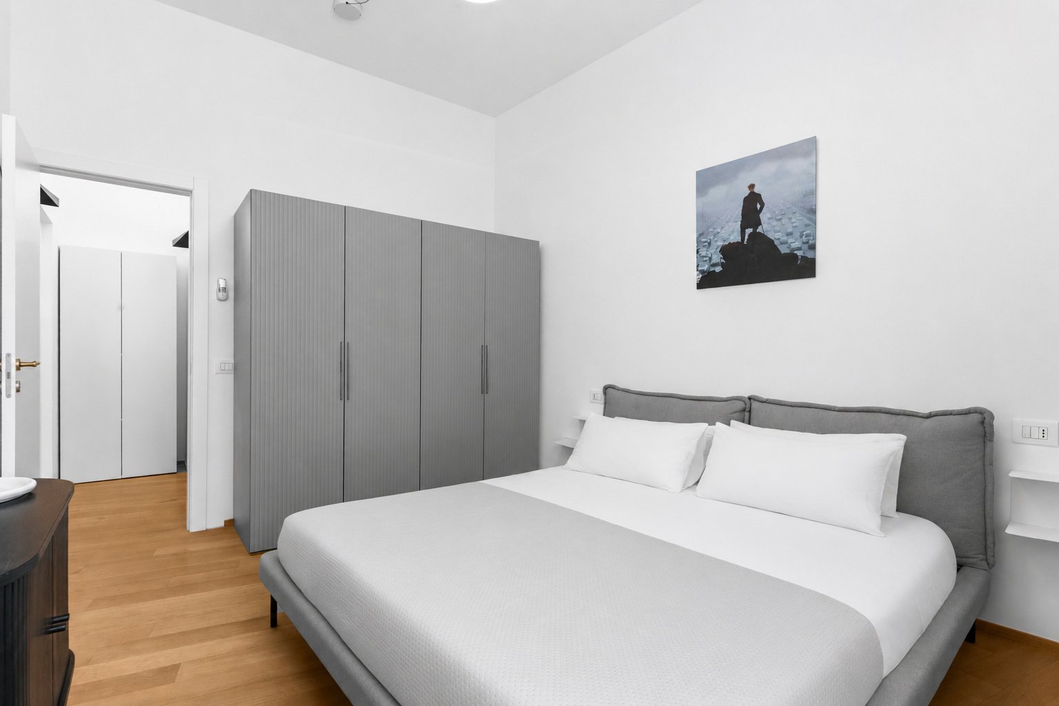 Casa Figini Pollini — camera con armadio e ingresso