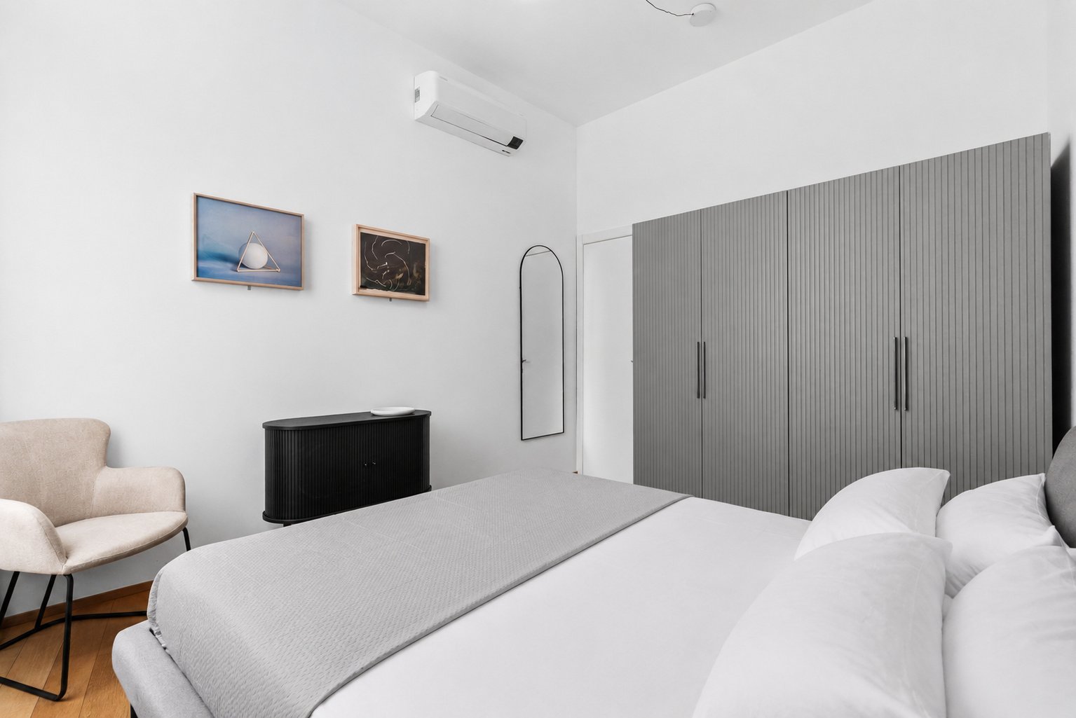 Casa Figini Pollini — camera col guardaroba grigio
