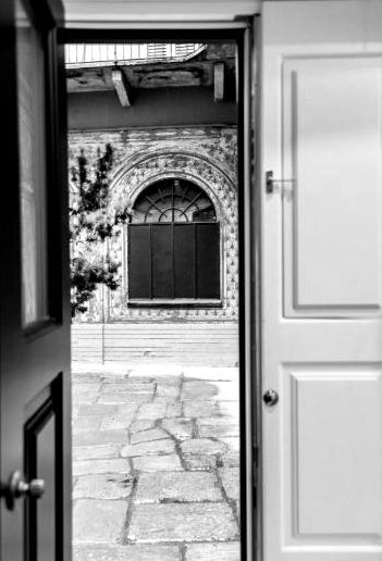 Casa Gio Ponti — la porta sul cortile decorato