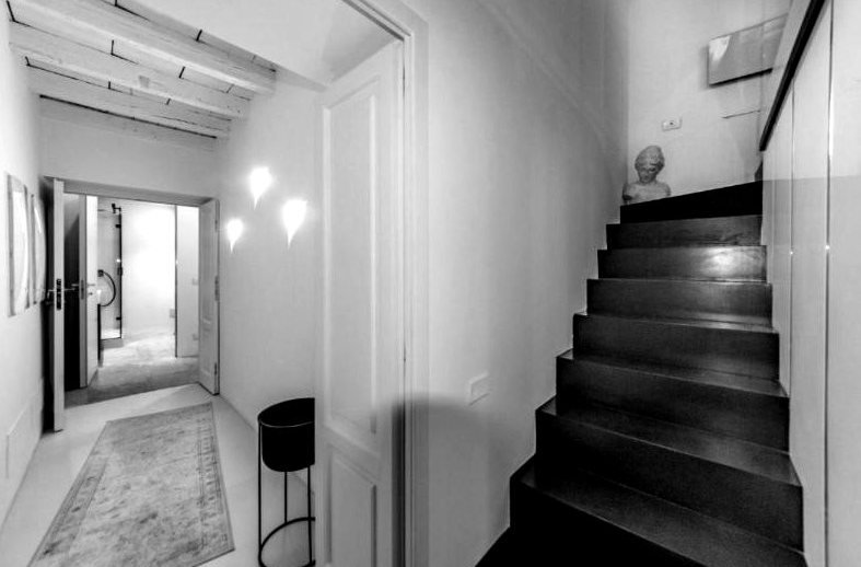 Casa Gio Ponti — la scala nera col busto classico