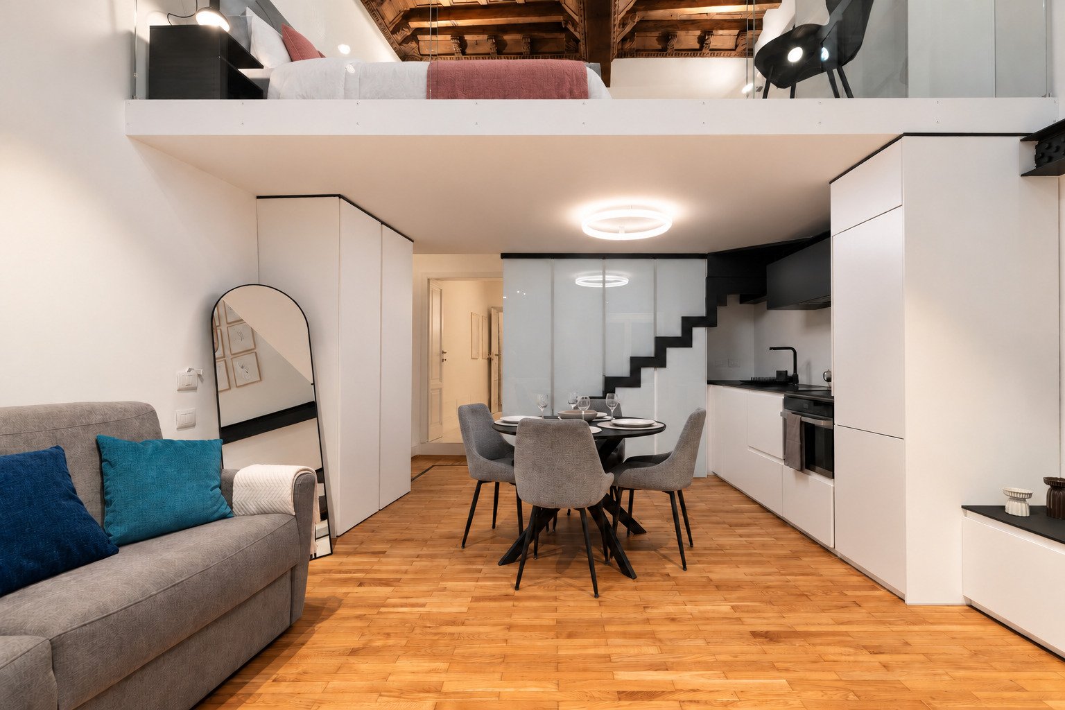 Casa Gio Ponti — cucina con scala nera e zona pranzo