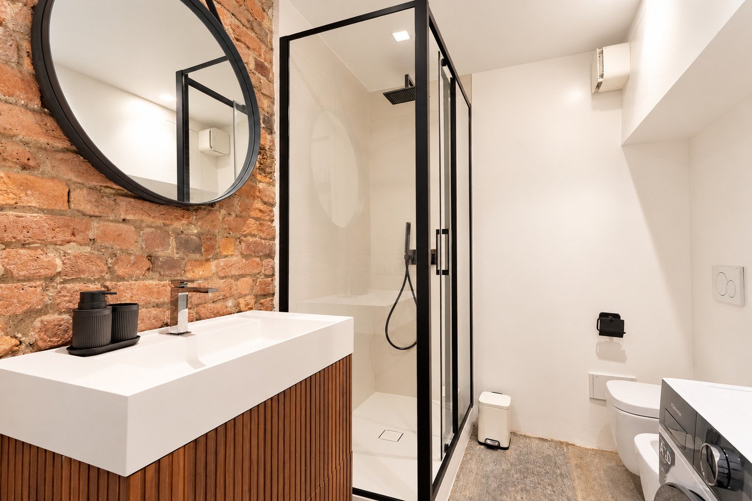 Casa Gio Ponti — il bagno con doccia in vetro e mattoni a vista