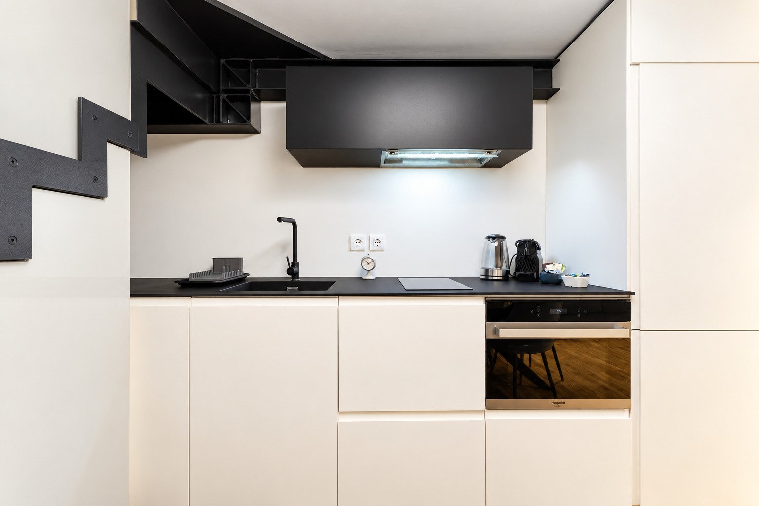Casa Gio Ponti — l’angolo cottura sotto la scala