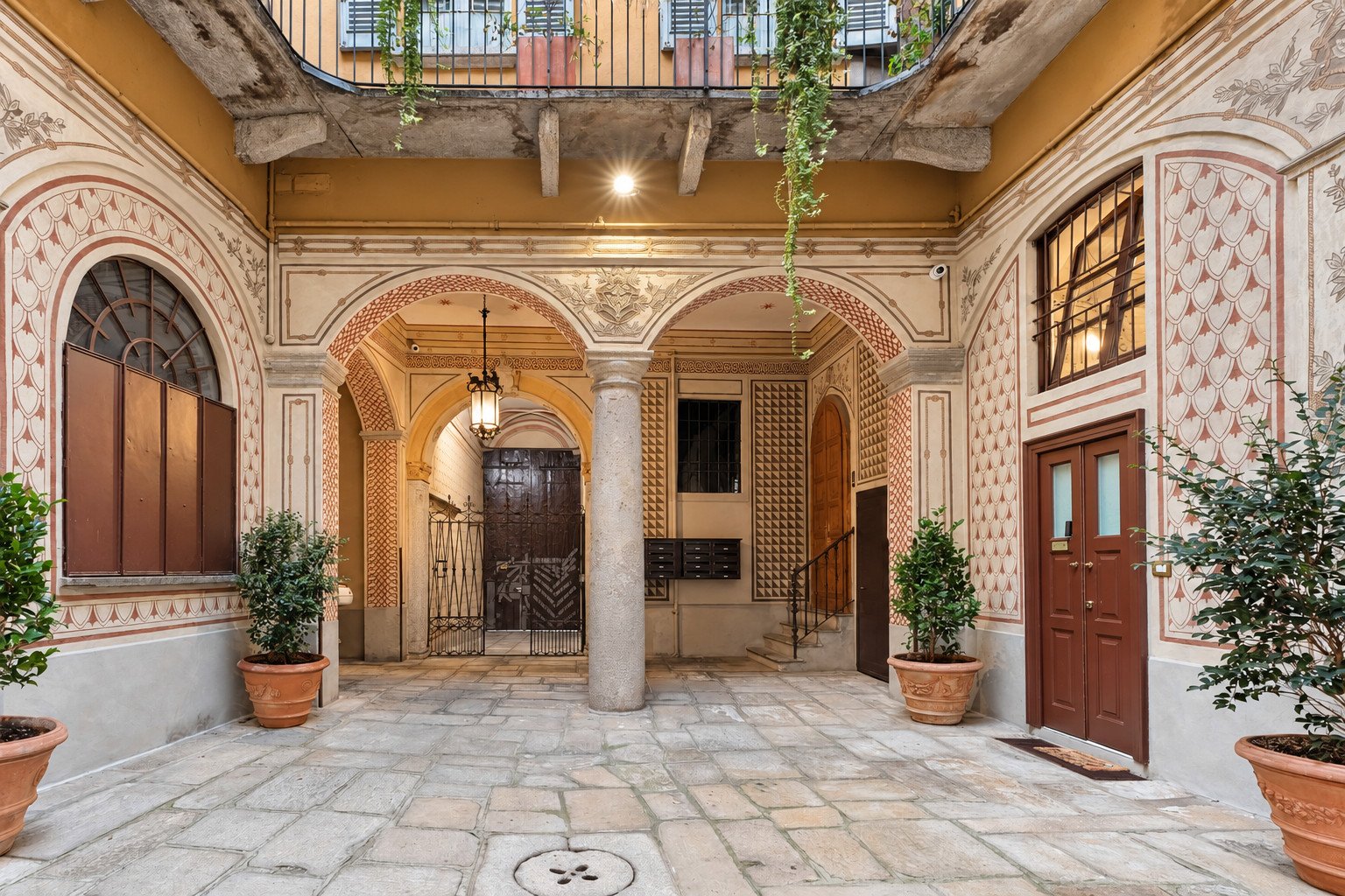 Il cortile porticato del palazzo di Via dei Piatti