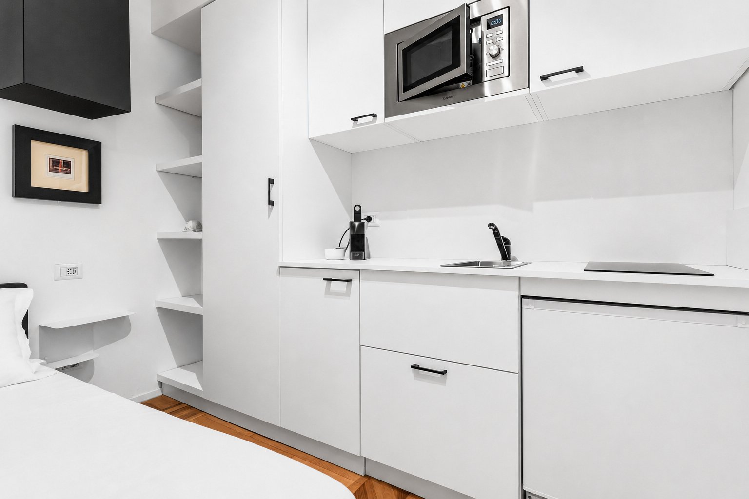 Casa Portaluppi — angolo cottura con microonde