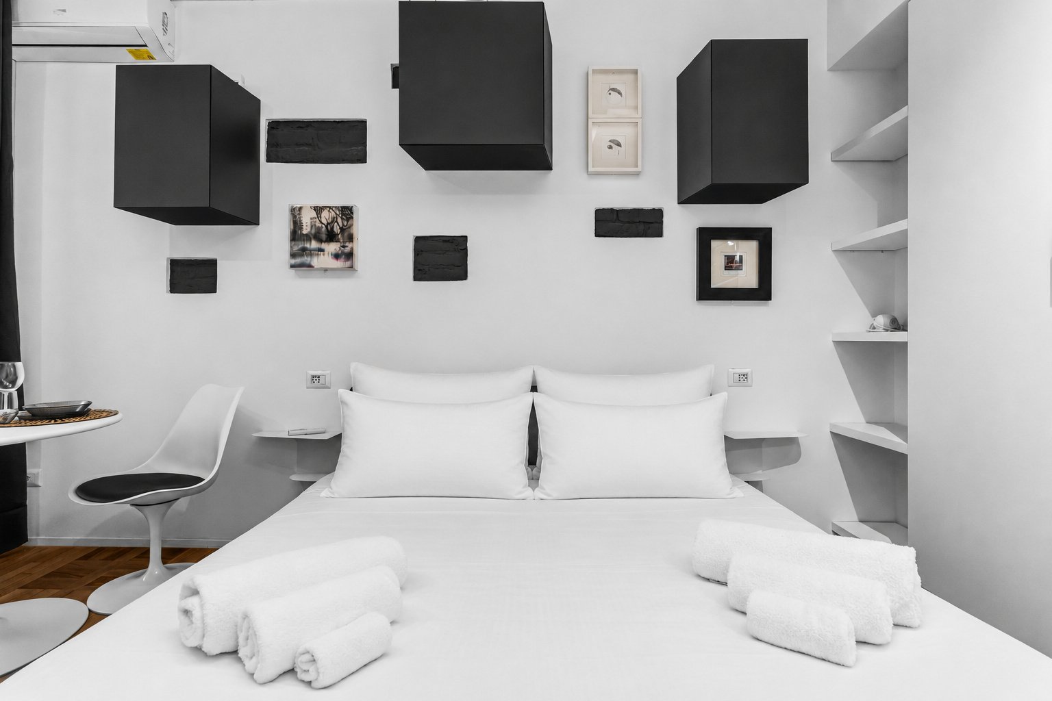 Casa Portaluppi — letto con mensole e piccole cornici