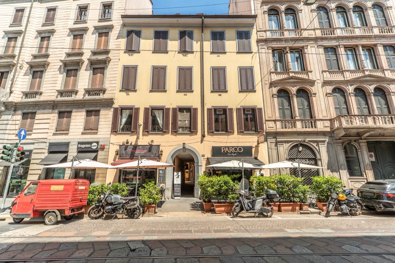 La facciata di Corso Magenta 14 tra i palazzi storici